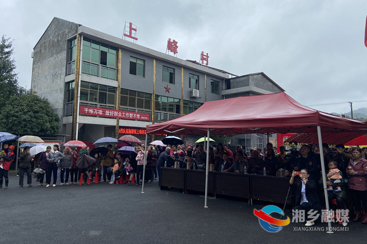 现场群众热情高涨.jpg